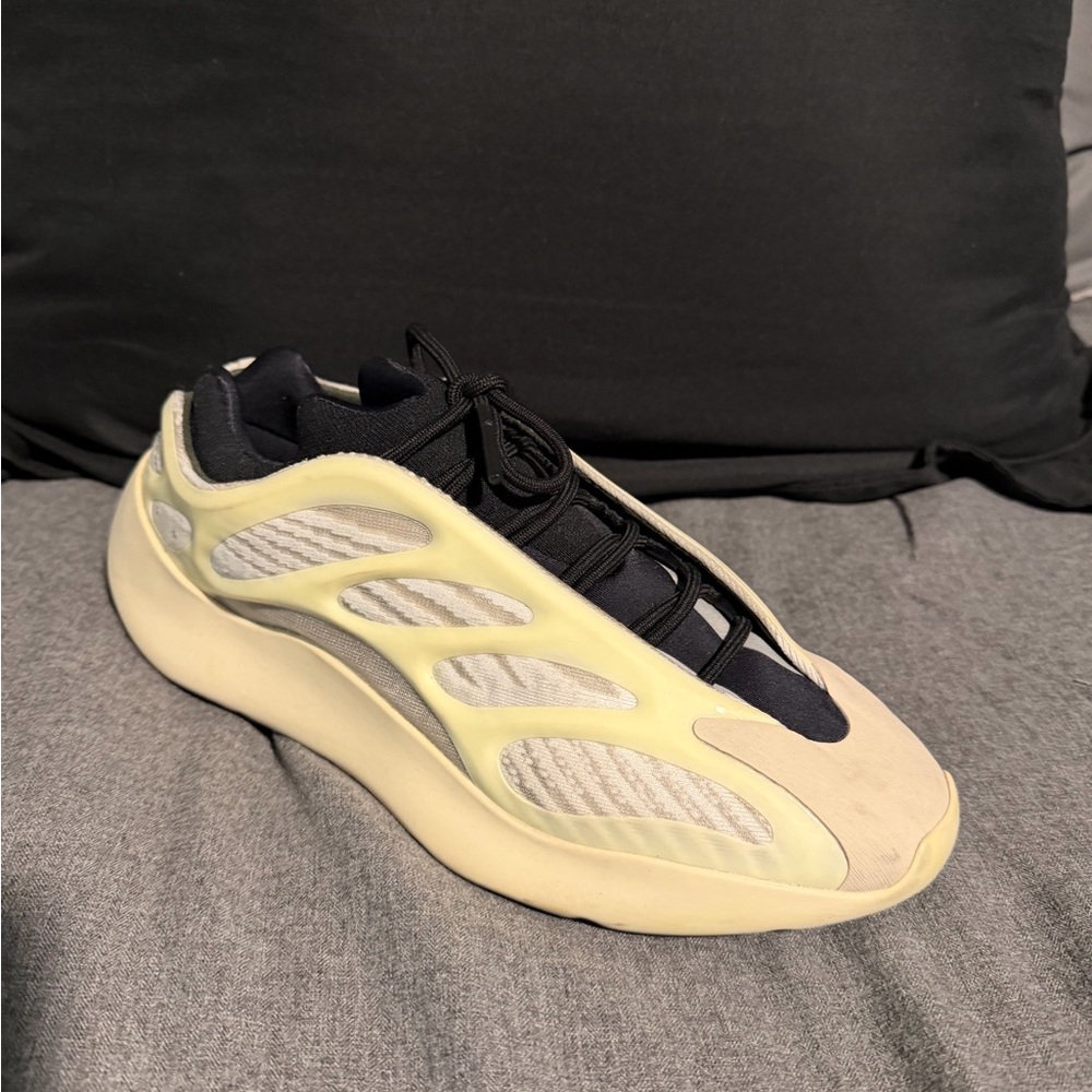 adidas Yeezy 700 V3
Azael - Picture 3 of 6